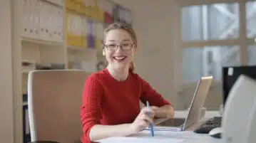 une femme avec un stylo BIC à la main