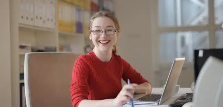 une femme avec un stylo BIC à la main