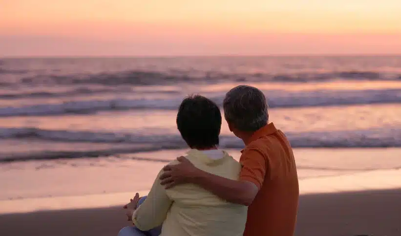 un homme et une femme face à la mer