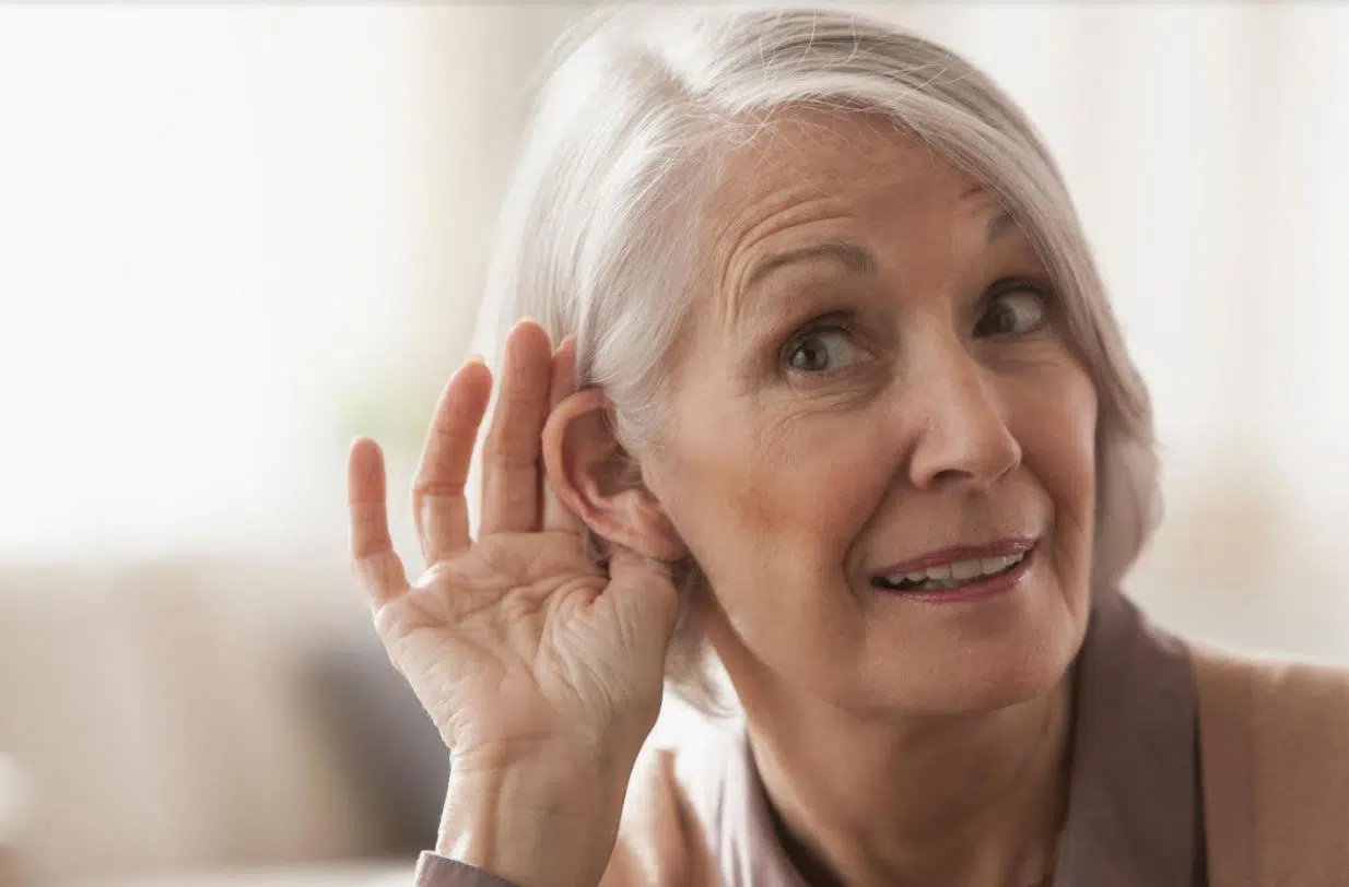 Bien tendre l'oreille pour écouter les conseils de l'audioprothésiste