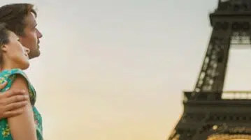 Un couple devant la Tour Eiffel Paris