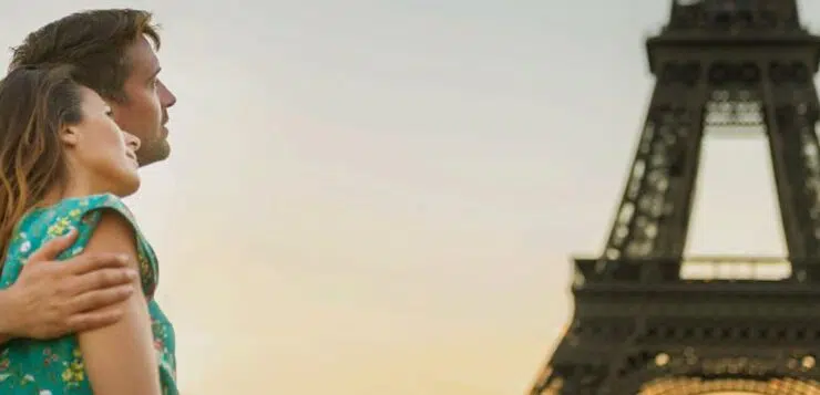 Un couple devant la Tour Eiffel Paris