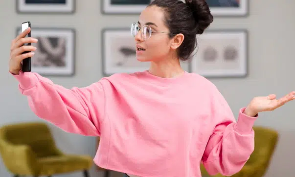 Quelles sont les vidéos de Tic Toc qui volent dans les recommandations aujourd’hui ? une femme se prenant en vidéo pour TikTok