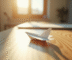 Avion en papier blanc sur bureau en bois ensoleille