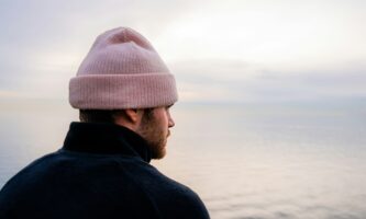 Le beanie : l’accessoire indispensable pour un look décontracté