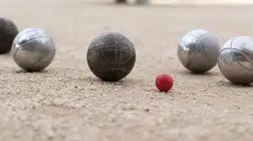 Boules de pétanque autour du cochonnet