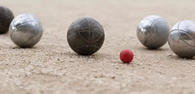 Boules de pétanque autour du cochonnet