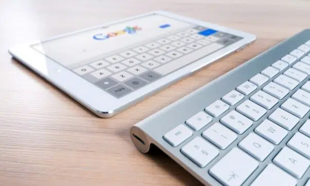 Un écran de tablette et un clavier