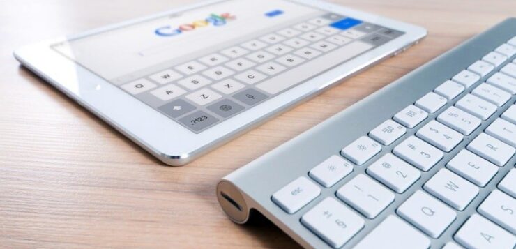 Un écran de tablette et un clavier