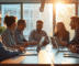 Groupe de professionnels collaborant dans un bureau lumineux