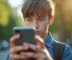 Jeune adulte en plein air tenant un smartphone moderne avec une carte floue