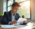 Jeune professionnel examine ses bulletins de salaire