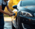 Personne nettoyant l exterior d une Peugeot 308 GT en plein jour