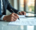 Professionnel en affaires lisant un document juridique