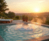 Terrasse spa extérieure avec jacuzzi et vue campagne normande
