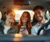Jeunes souriants dans une voiture partageant un covoiturage avec une appli